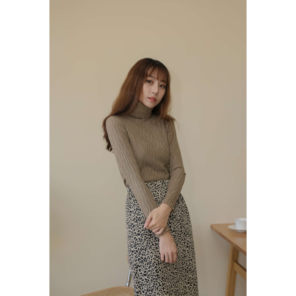 【Our Studio】氛圍感紋路堆堆領上衣 白色 拿鐵色 深咖色(現貨)-細節圖3