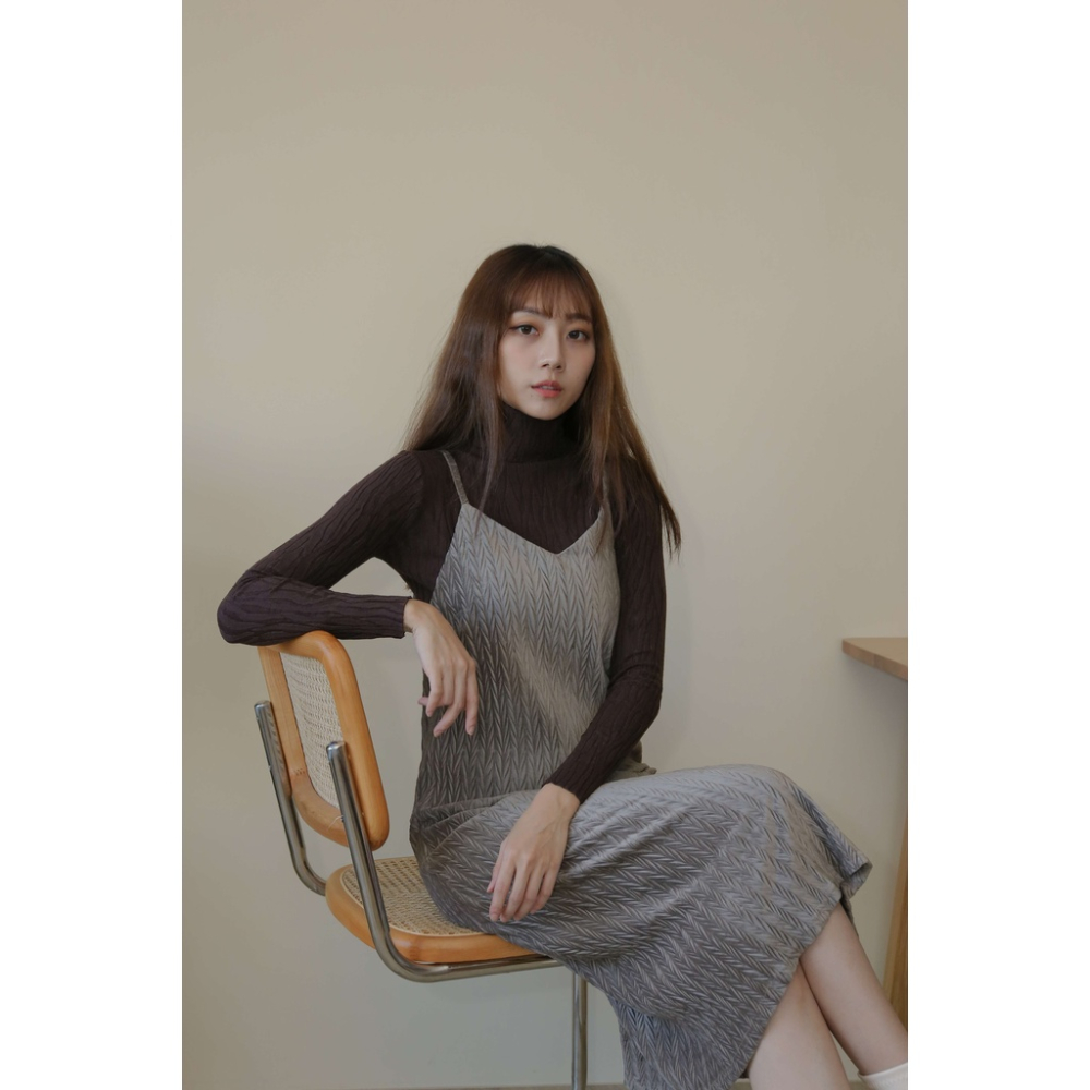 【Our Studio】氛圍感紋路堆堆領上衣 白色 拿鐵色 深咖色(現貨)-細節圖9