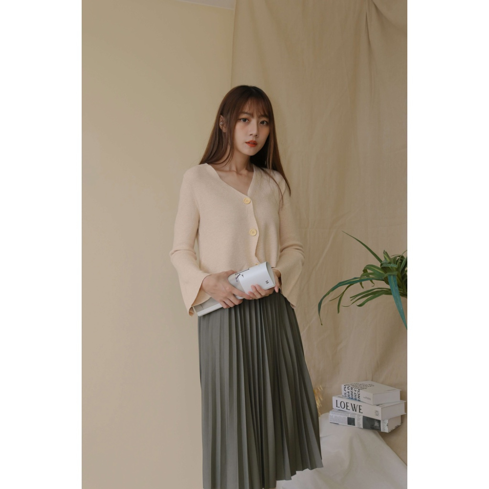 【Our Studio】日常柔色寬袖針織木釦外套 白色 膚杏色(現貨)-細節圖6