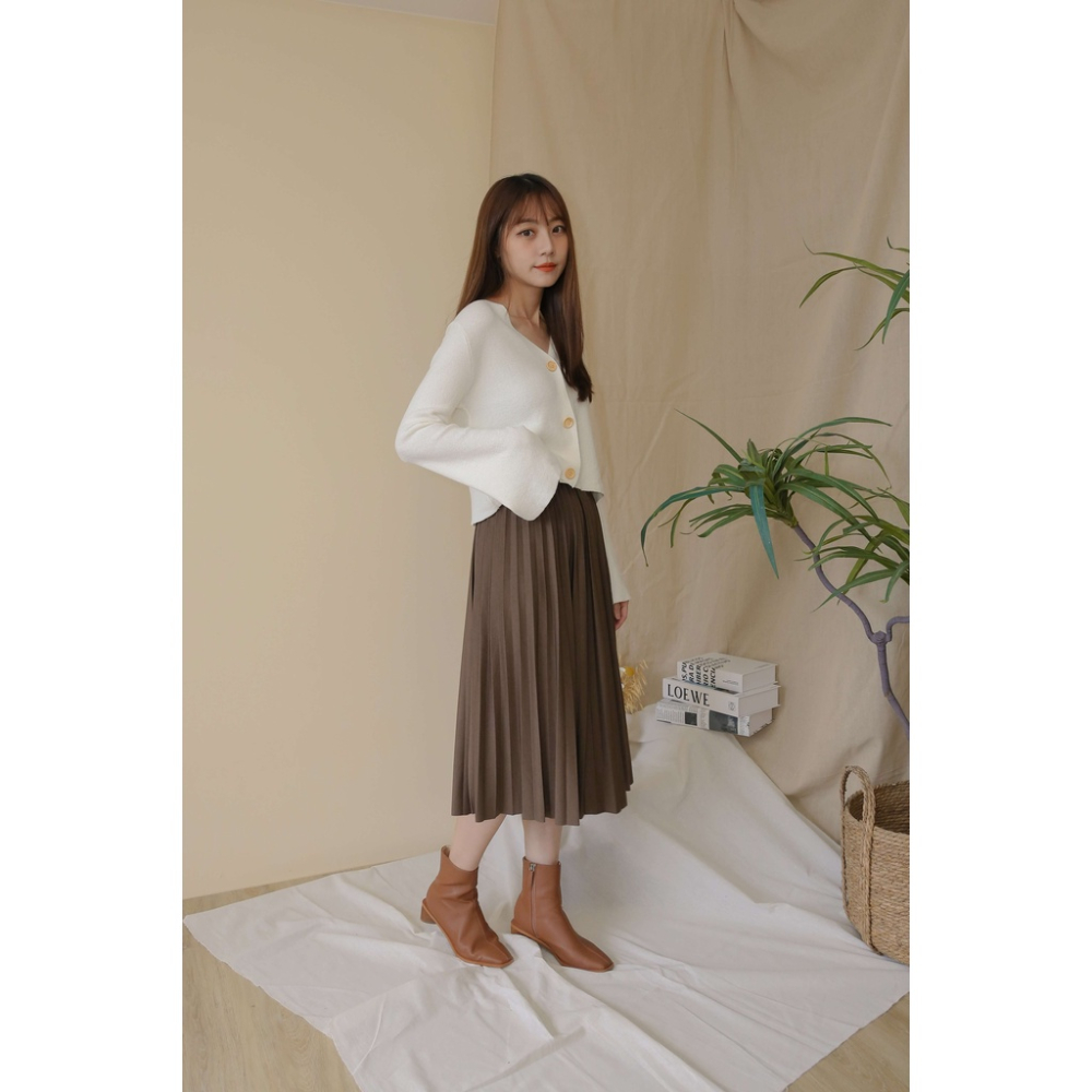 【Our Studio】日常柔色寬袖針織木釦外套 白色 膚杏色(現貨)-細節圖7