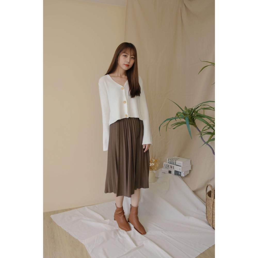 【Our Studio】日常柔色寬袖針織木釦外套 白色 膚杏色(現貨)-細節圖8