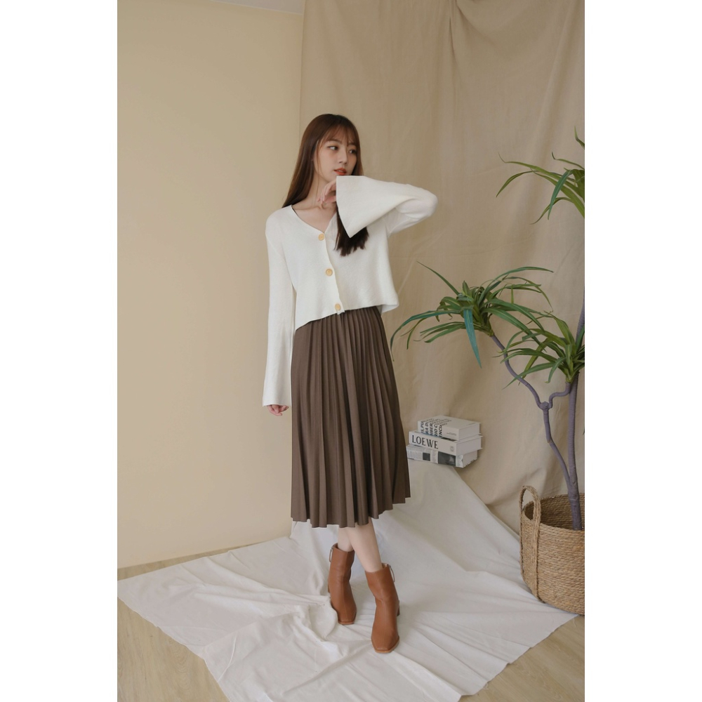 【Our Studio】日常柔色寬袖針織木釦外套 白色 膚杏色(現貨)-細節圖9