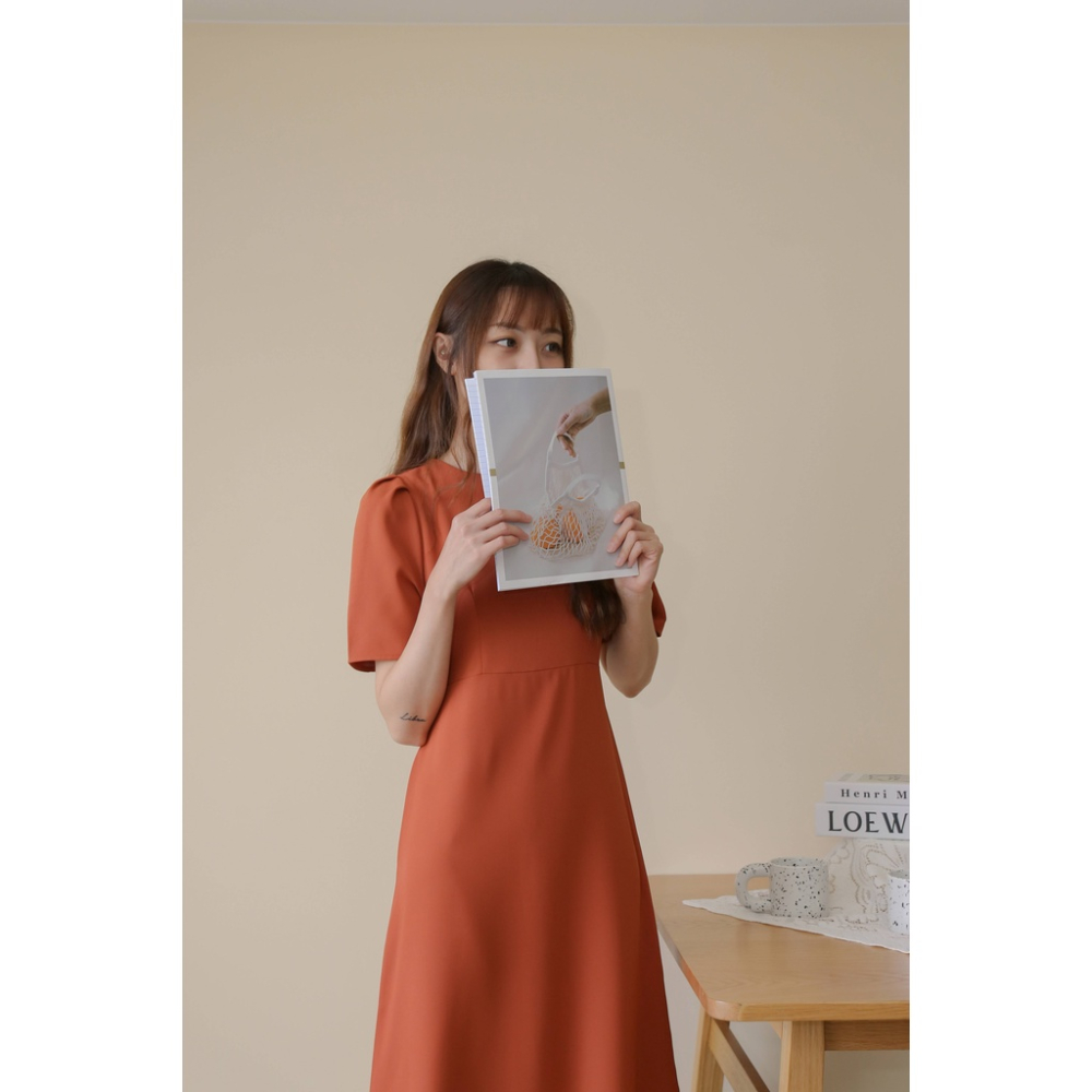 【Our Studio】簡約剪裁知性短袖連身洋裝 白色 磚橘色(現貨)-細節圖3