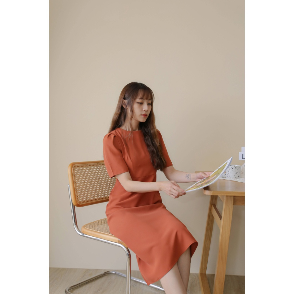 【Our Studio】簡約剪裁知性短袖連身洋裝 白色 磚橘色(現貨)-細節圖6