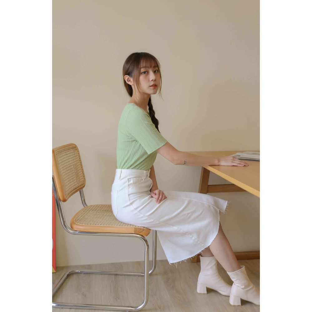 【Our Studio】下襬不規則側開衩高腰牛仔裙 白色 藍色(現貨)-細節圖9