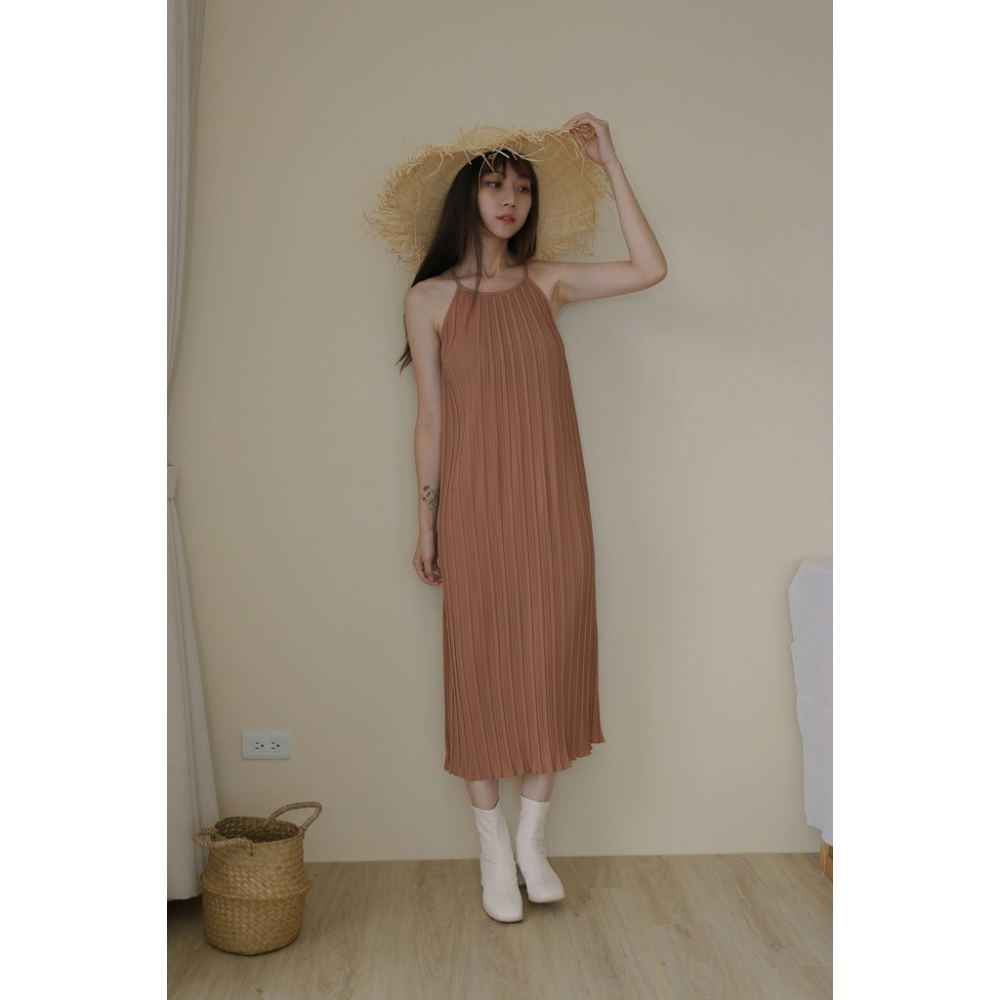 【Our Studio】細肩帶削肩百褶長洋裝 黑色 灰色 乾燥粉色 拿鐵色(現貨)-細節圖3