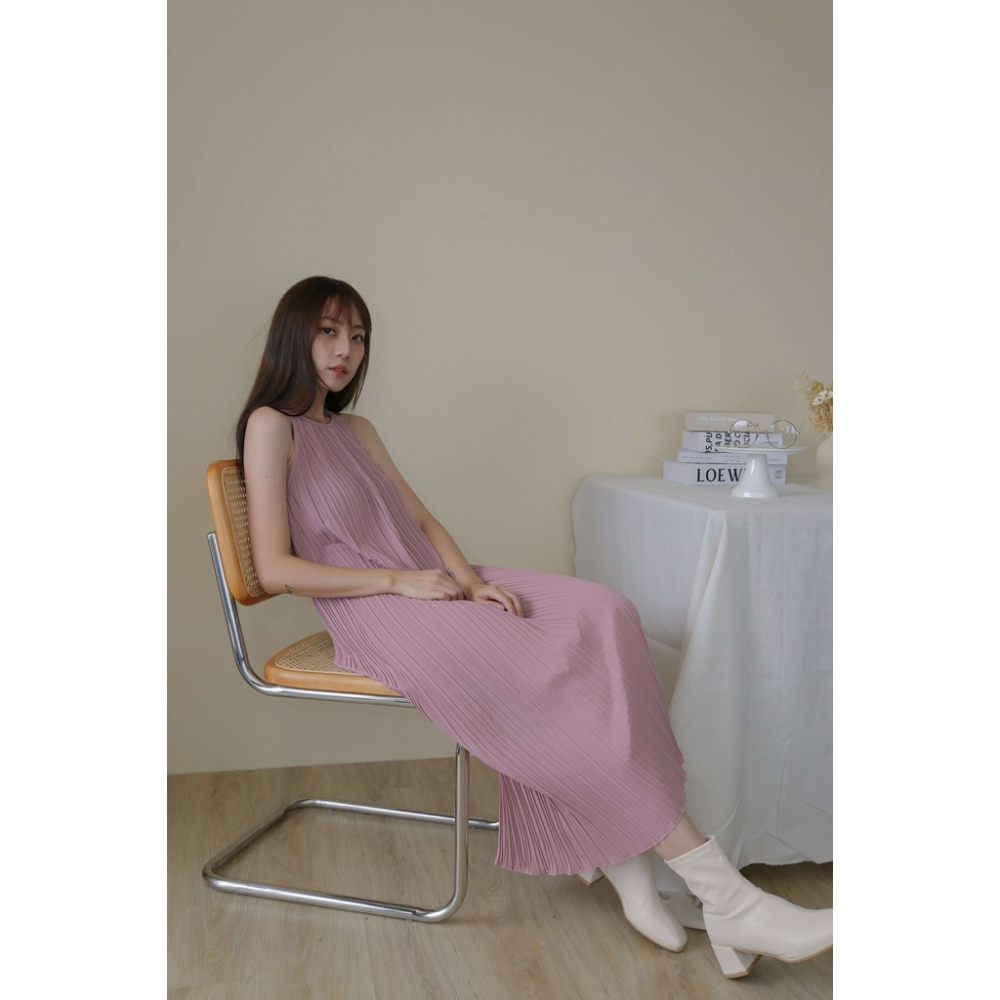 【Our Studio】細肩帶削肩百褶長洋裝 黑色 灰色 乾燥粉色 拿鐵色(現貨)-細節圖4