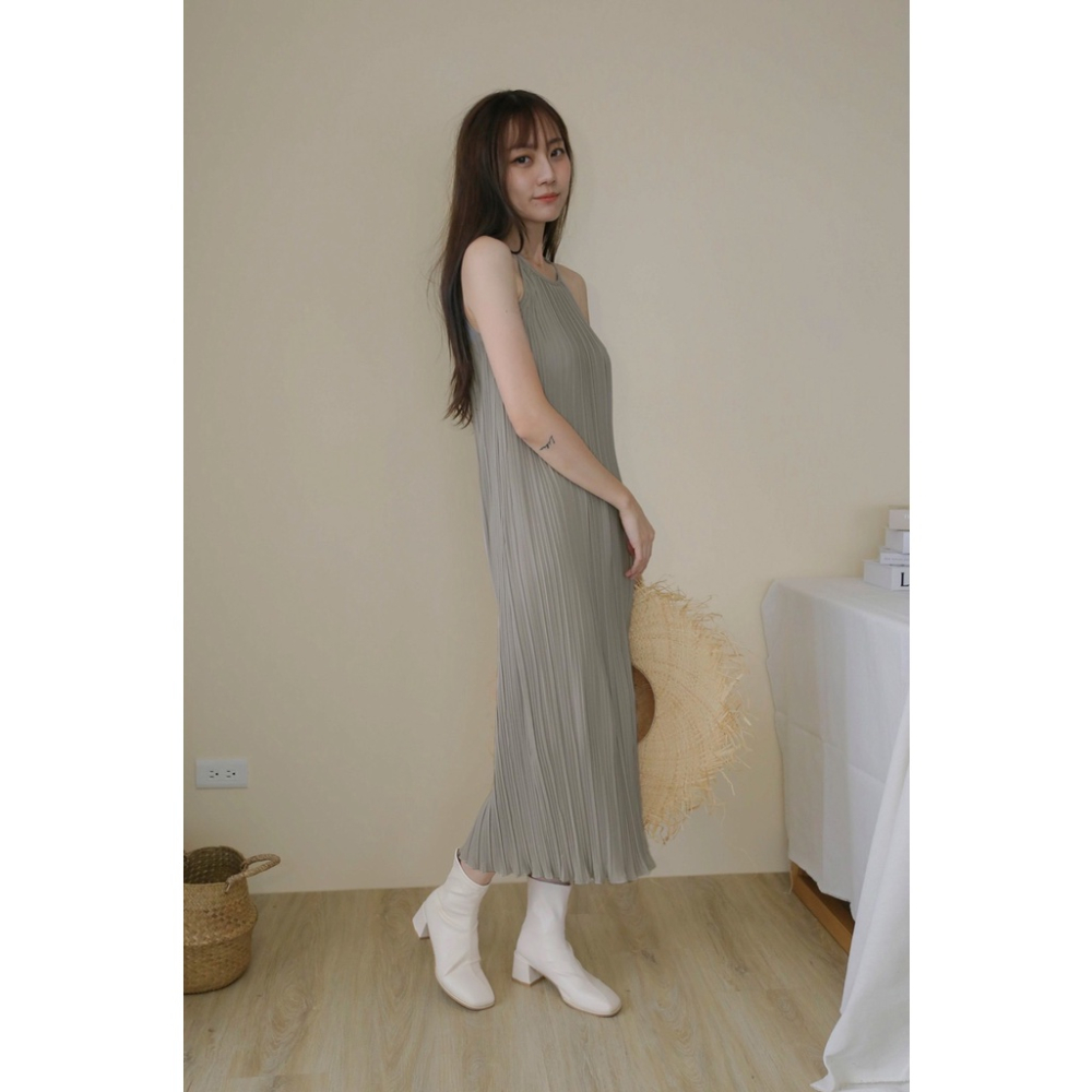 【Our Studio】細肩帶削肩百褶長洋裝 黑色 灰色 乾燥粉色 拿鐵色(現貨)-細節圖7