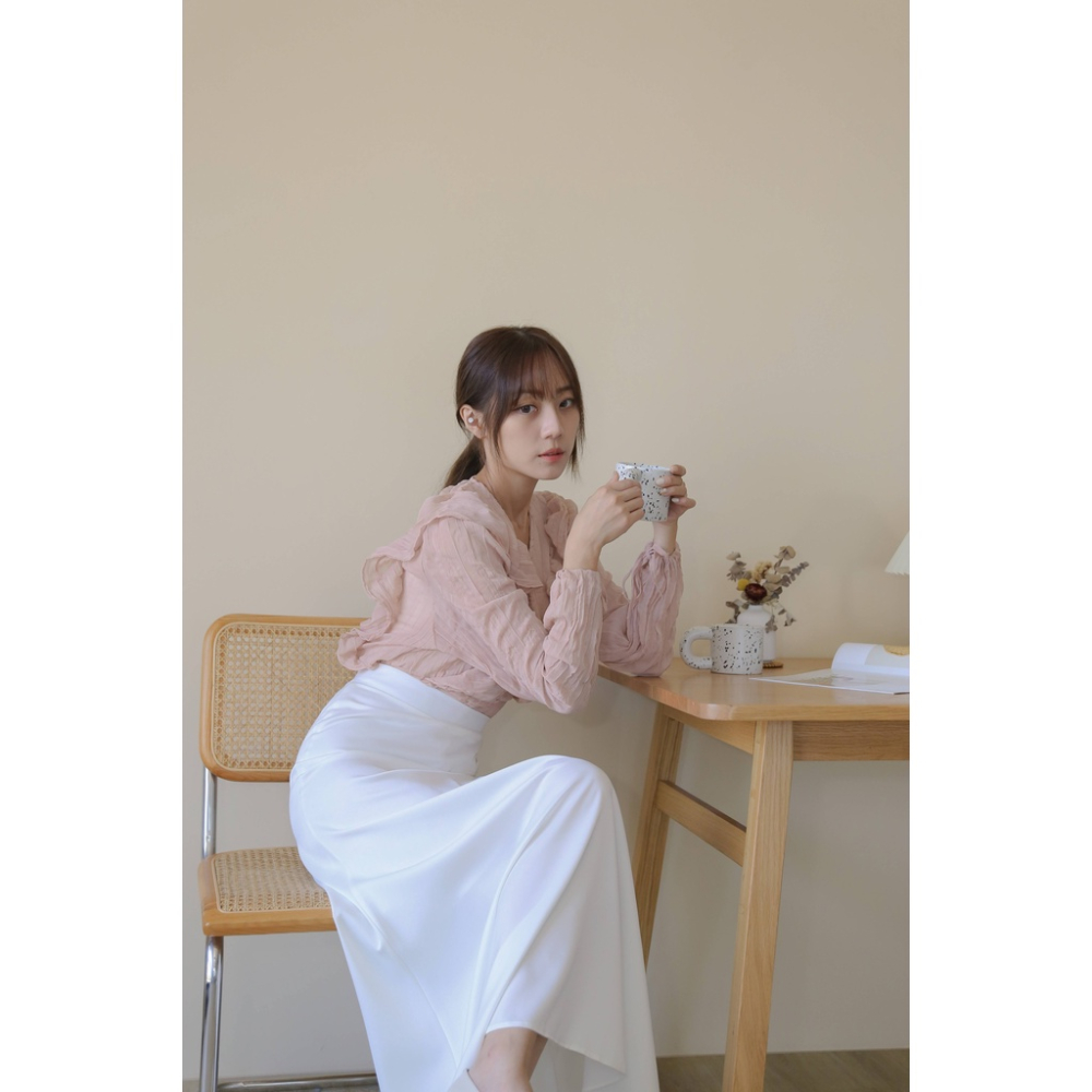 【Our Studio】甜美設計感壓褶荷葉邊透肌上衣 杏色 黑色 乾燥粉色(現貨)-細節圖2