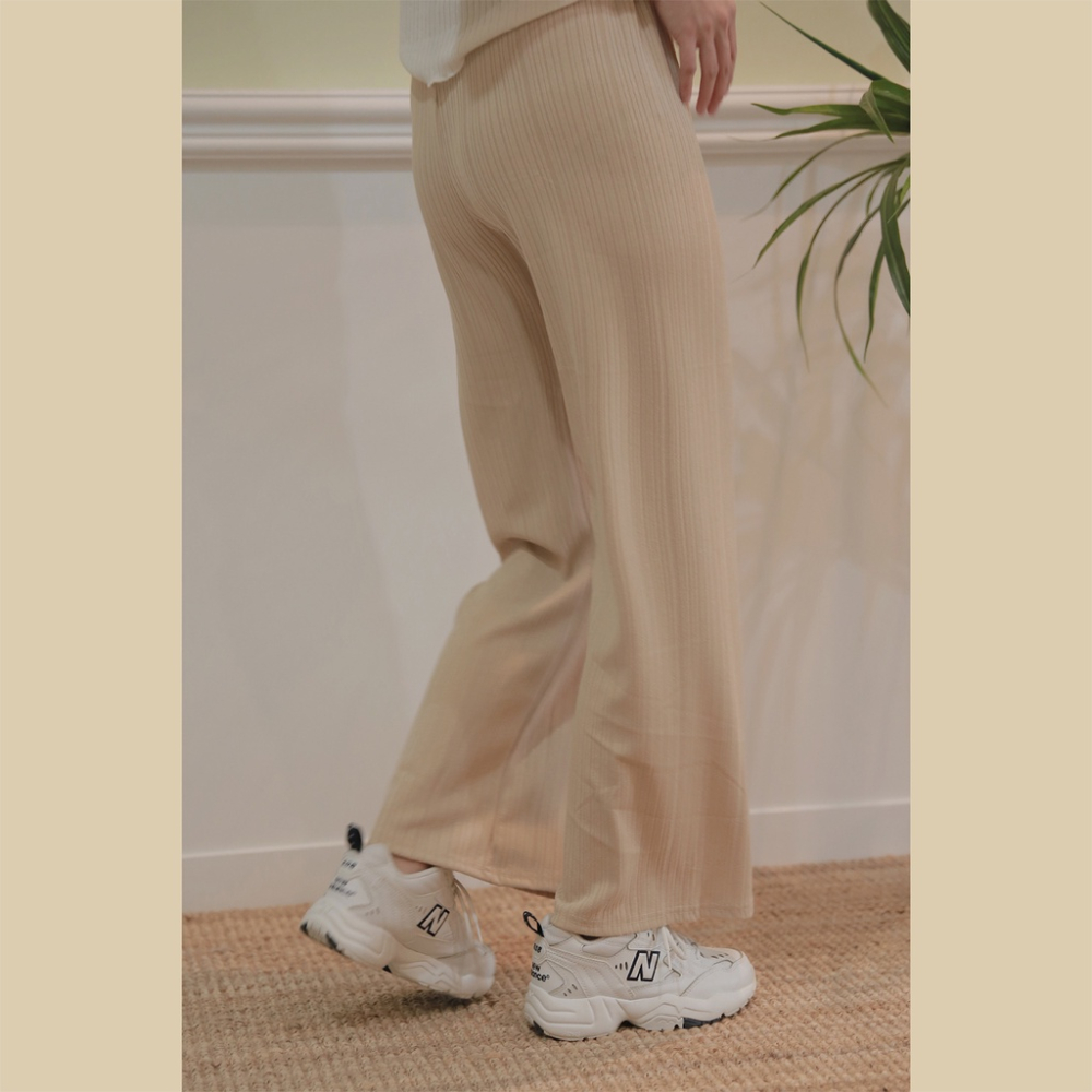 【Our Studio】舒適鬆緊條坑寬褲 黑色 杏色(現貨)-細節圖3