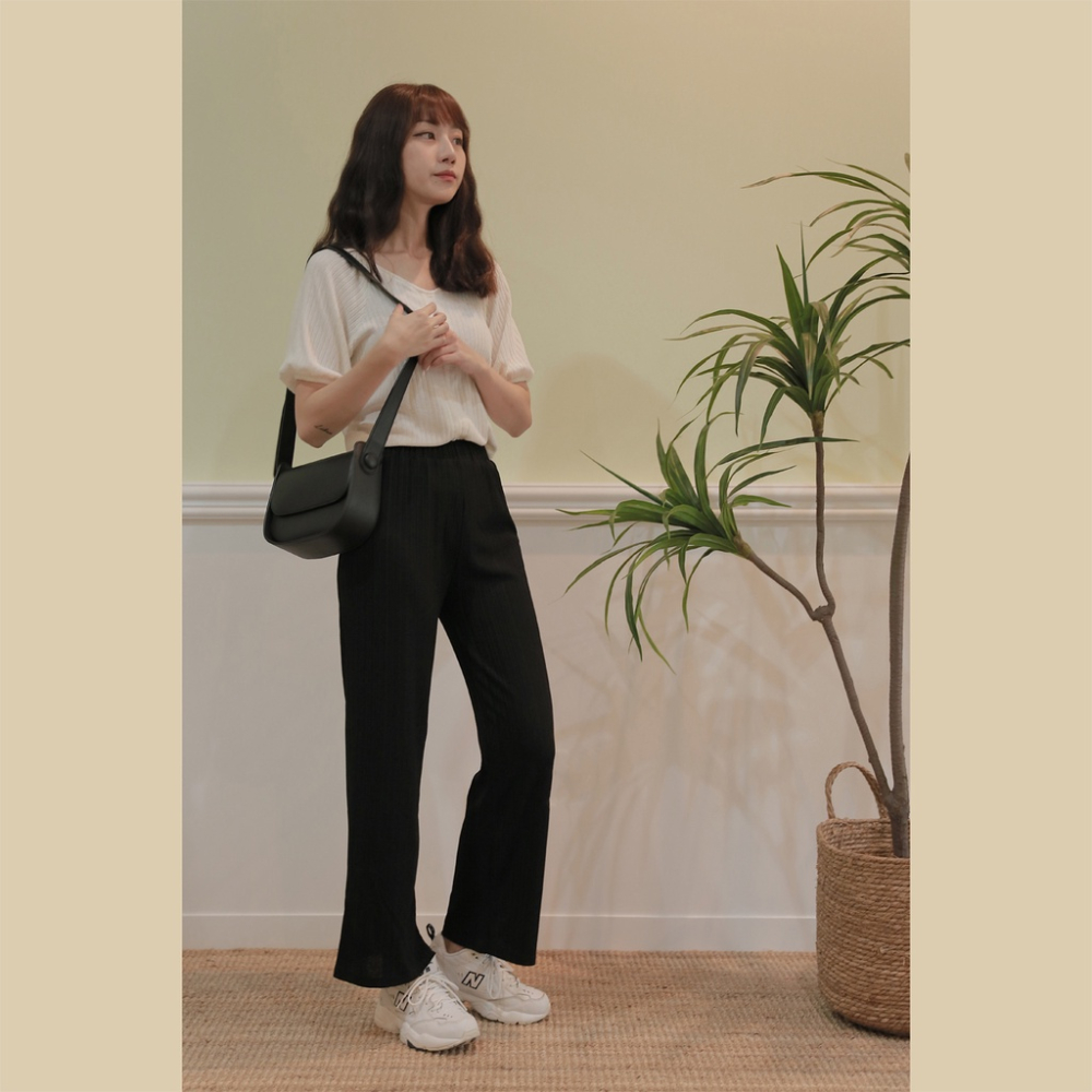 【Our Studio】舒適鬆緊條坑寬褲 黑色 杏色(現貨)-細節圖6