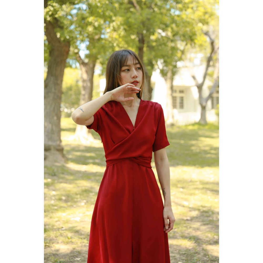 【Our Studio】赫本風V領腰綁連身洋裝 酒紅色 淡黃色(現貨)-細節圖2