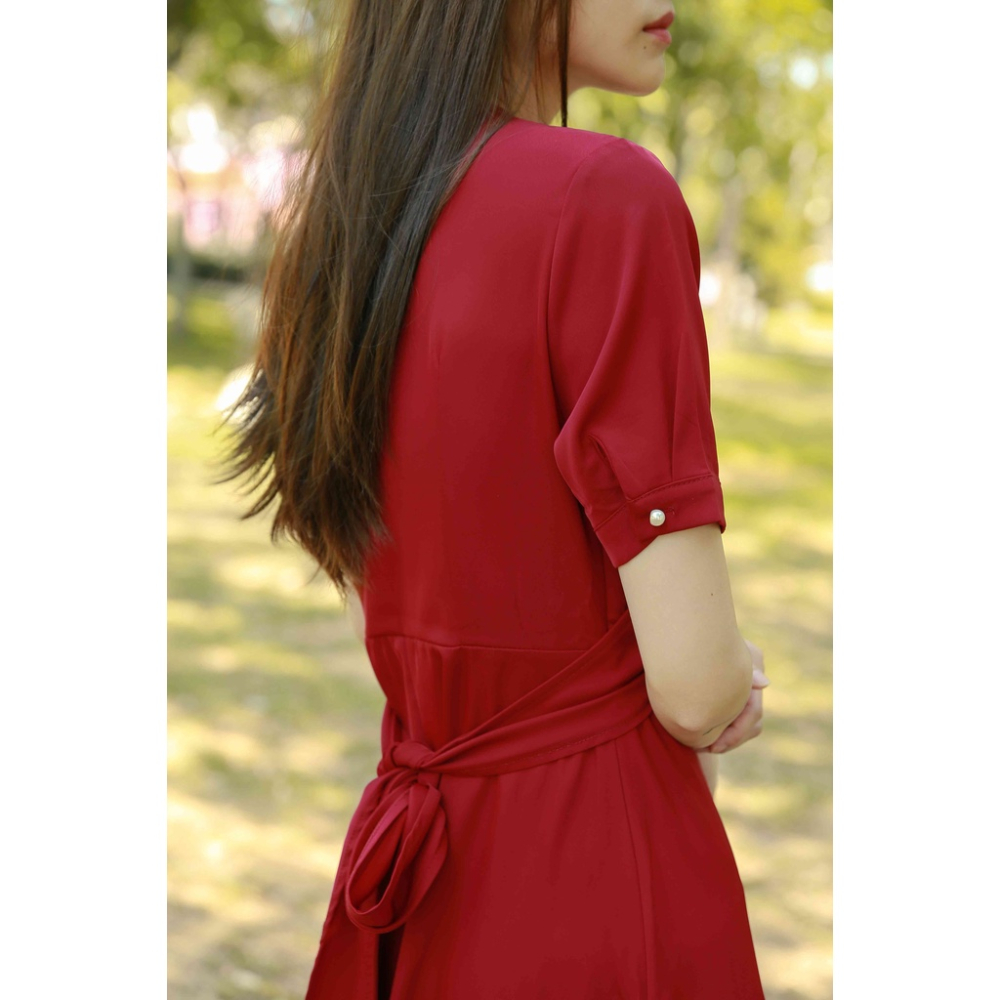 【Our Studio】赫本風V領腰綁連身洋裝 酒紅色 淡黃色(現貨)-細節圖3