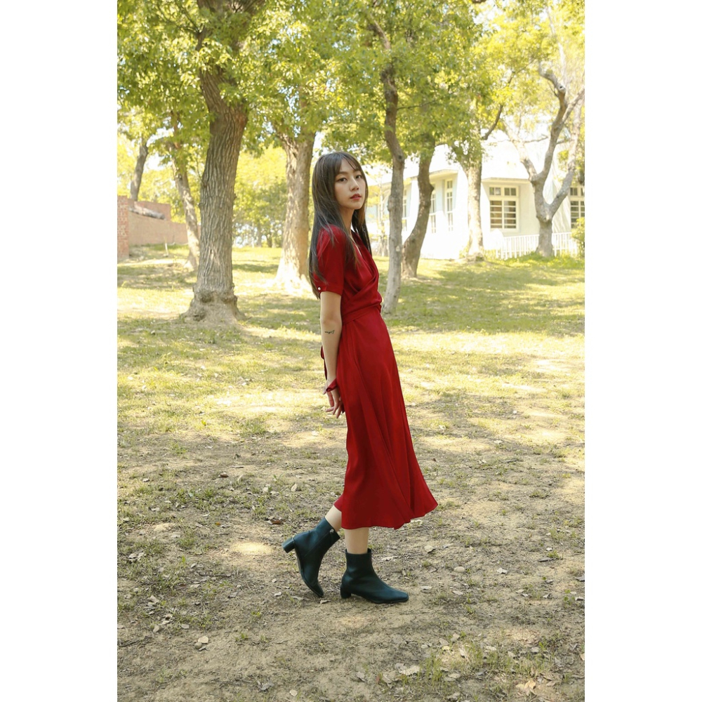 【Our Studio】赫本風V領腰綁連身洋裝 酒紅色 淡黃色(現貨)-細節圖4