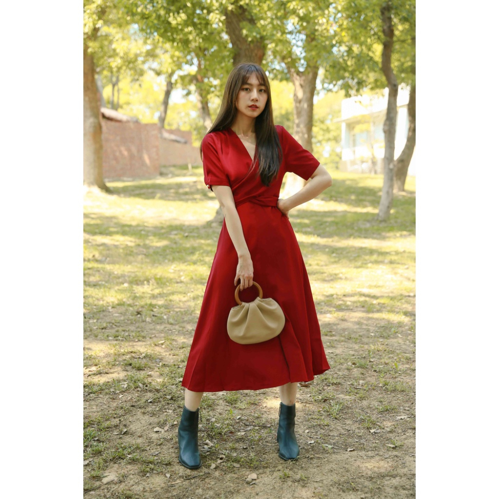 【Our Studio】赫本風V領腰綁連身洋裝 酒紅色 淡黃色(現貨)-細節圖5