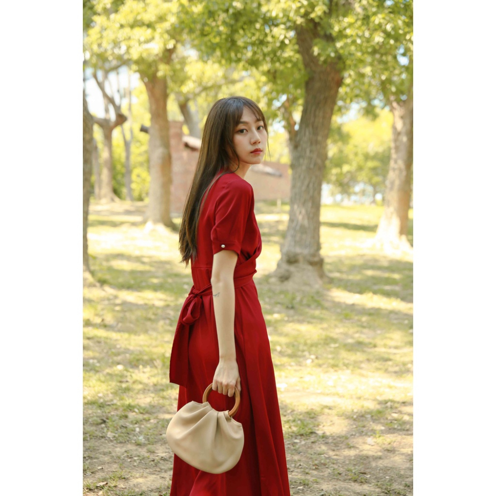 【Our Studio】赫本風V領腰綁連身洋裝 酒紅色 淡黃色(現貨)-細節圖6