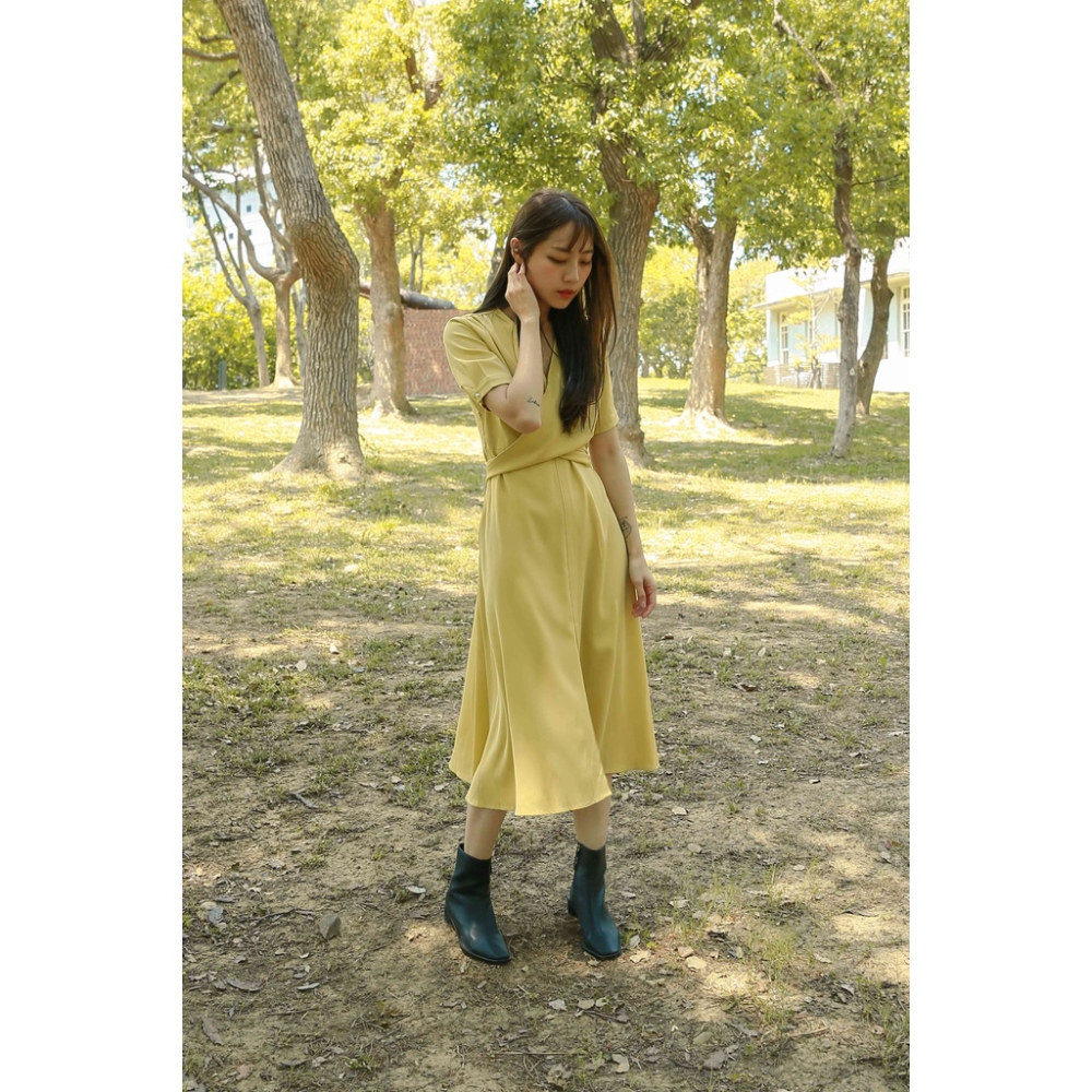 【Our Studio】赫本風V領腰綁連身洋裝 酒紅色 淡黃色(現貨)-細節圖7