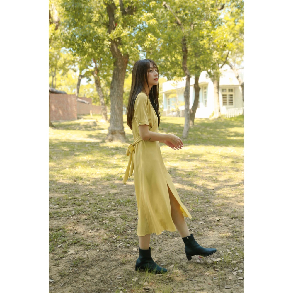 【Our Studio】赫本風V領腰綁連身洋裝 酒紅色 淡黃色(現貨)-細節圖8
