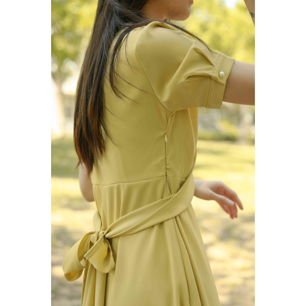 【Our Studio】赫本風V領腰綁連身洋裝 酒紅色 淡黃色(現貨)-細節圖9