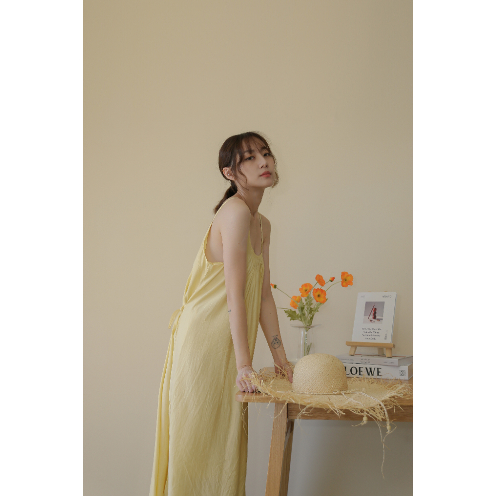 【Our Studio】夏日仙氣小性感露背吊帶長洋裝 鵝黃色(現貨)-細節圖2