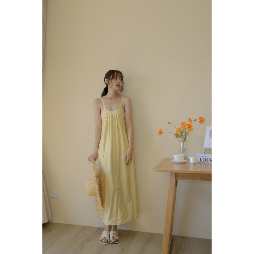 【Our Studio】夏日仙氣小性感露背吊帶長洋裝 鵝黃色(現貨)-細節圖4