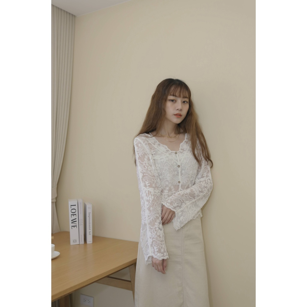 【Our Studio】甜美V領鉤花縷空排釦外套罩衫 白色 杏色(現貨)-細節圖2