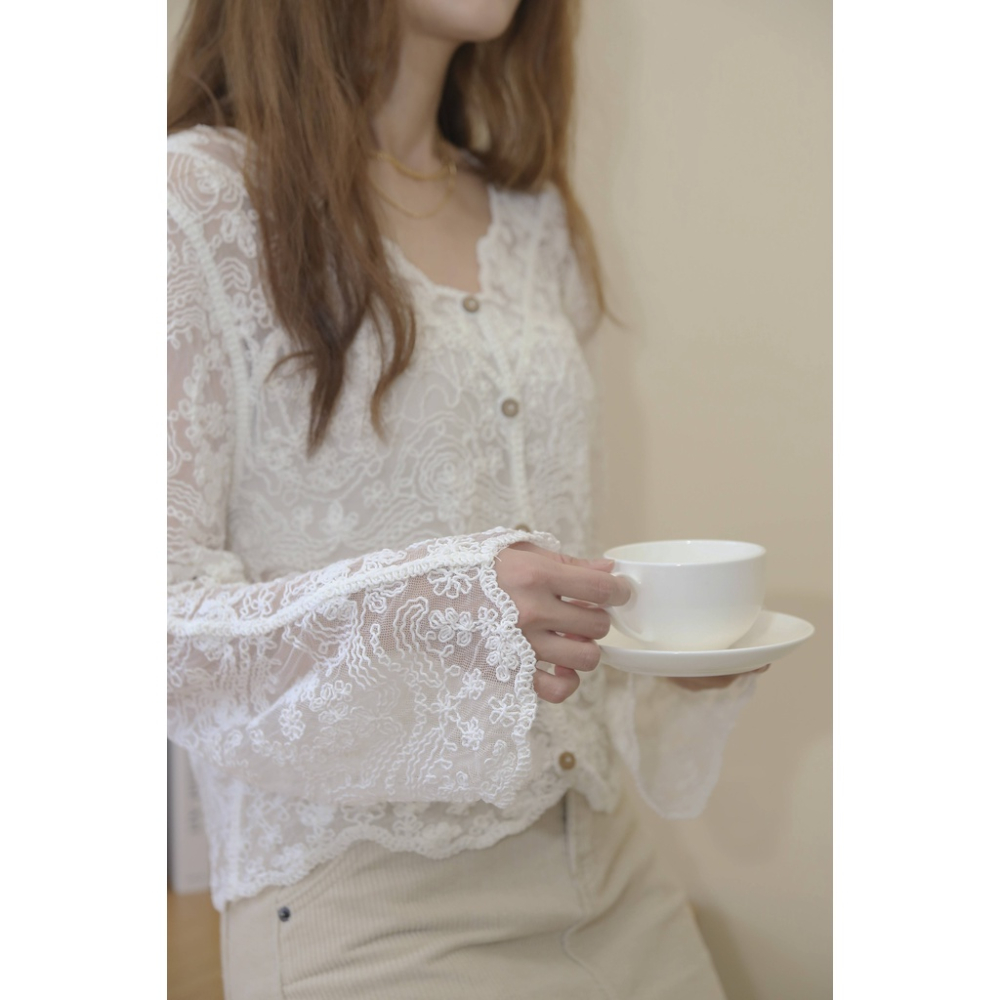 【Our Studio】甜美V領鉤花縷空排釦外套罩衫 白色 杏色(現貨)-細節圖3