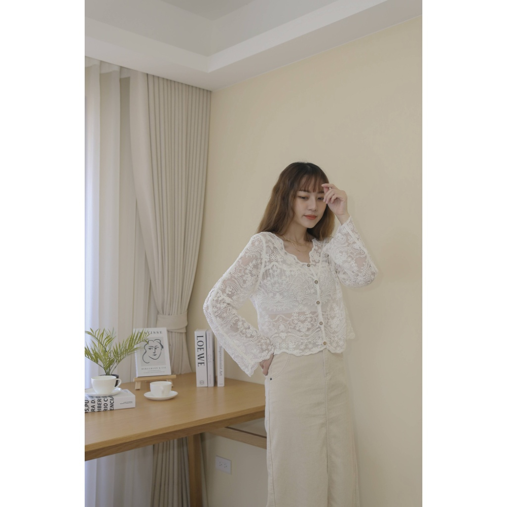 【Our Studio】甜美V領鉤花縷空排釦外套罩衫 白色 杏色(現貨)-細節圖4