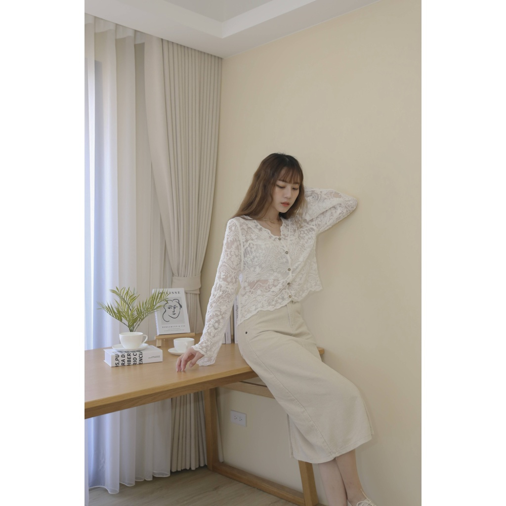 【Our Studio】甜美V領鉤花縷空排釦外套罩衫 白色 杏色(現貨)-細節圖5