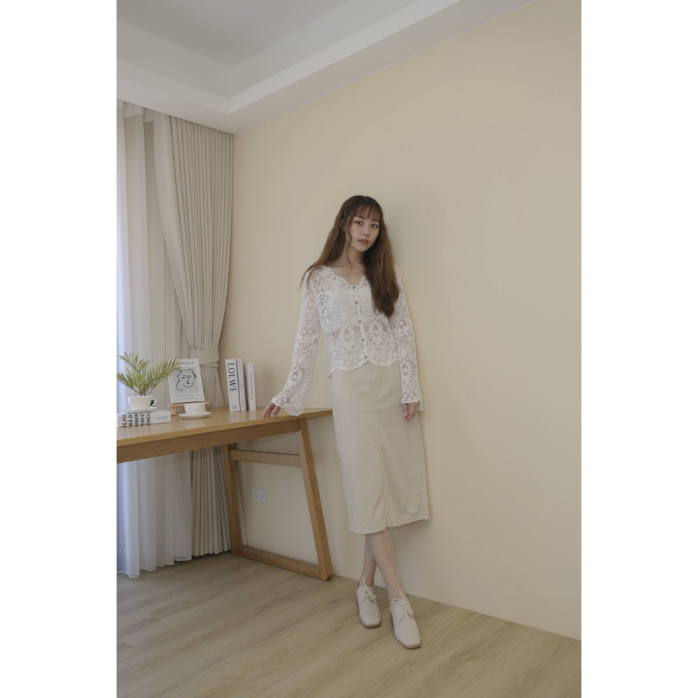 【Our Studio】甜美V領鉤花縷空排釦外套罩衫 白色 杏色(現貨)-細節圖6