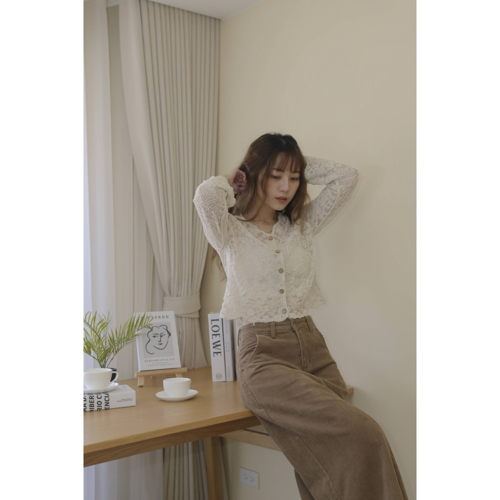 【Our Studio】甜美V領鉤花縷空排釦外套罩衫 白色 杏色(現貨)-細節圖7