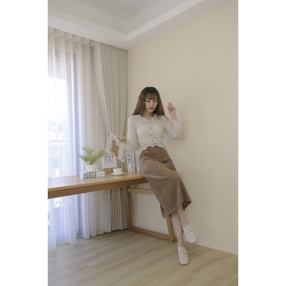 【Our Studio】甜美V領鉤花縷空排釦外套罩衫 白色 杏色(現貨)-細節圖8