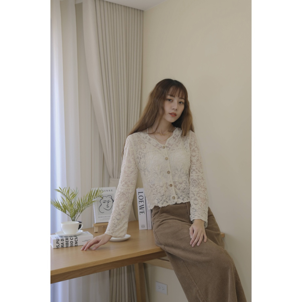【Our Studio】甜美V領鉤花縷空排釦外套罩衫 白色 杏色(現貨)-細節圖9