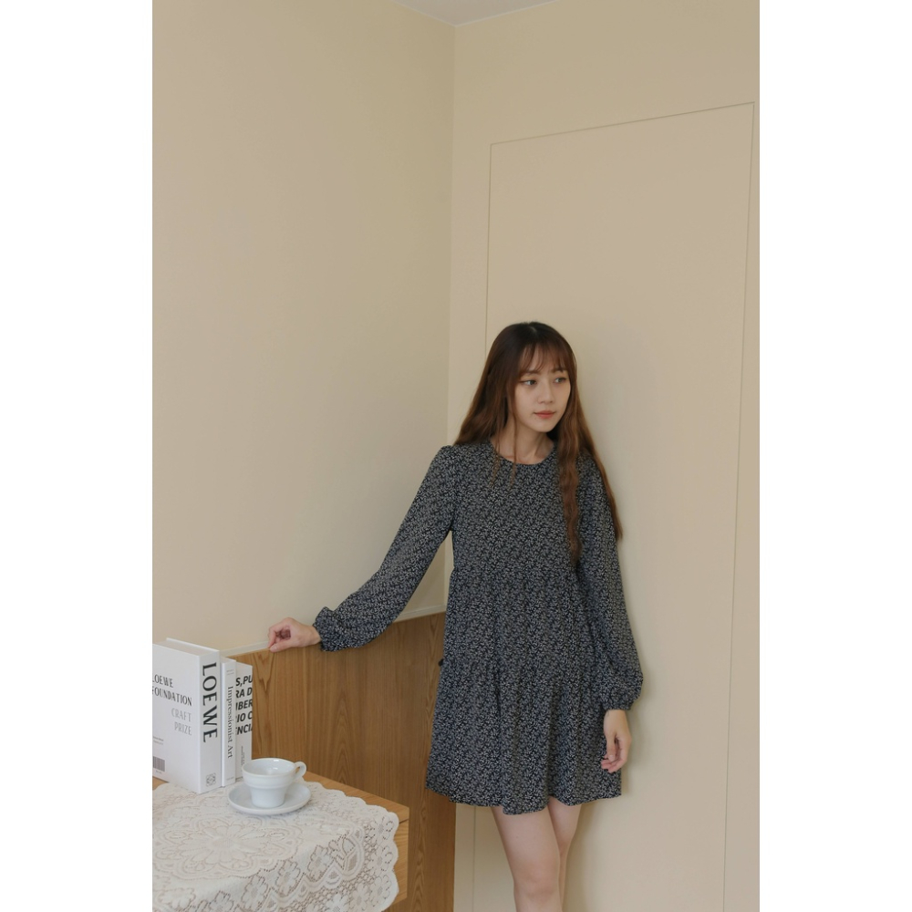 【Our Studio】圓領小清新寬鬆感碎花短洋裝 米白色 黑色(現貨)-細節圖3