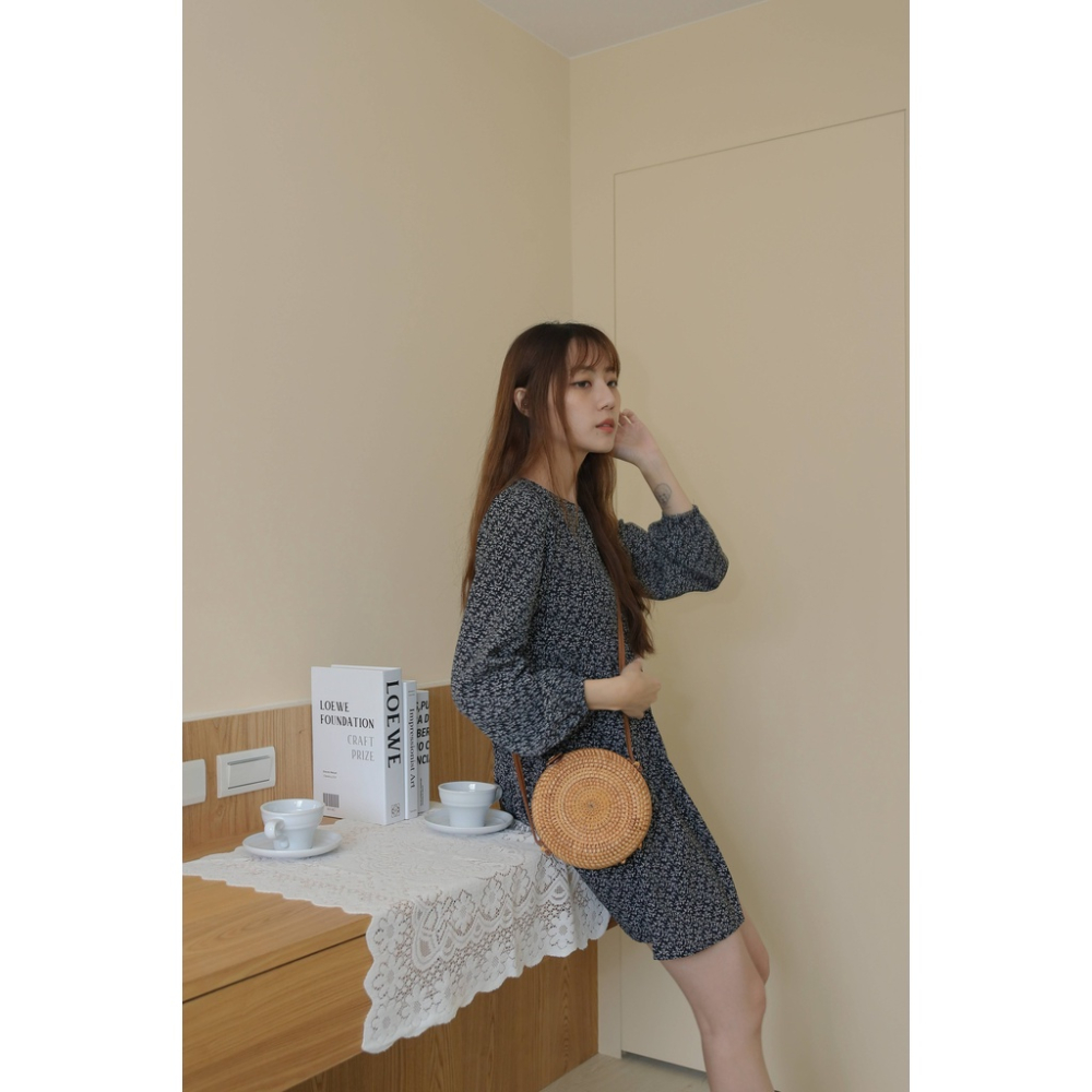 【Our Studio】圓領小清新寬鬆感碎花短洋裝 米白色 黑色(現貨)-細節圖4
