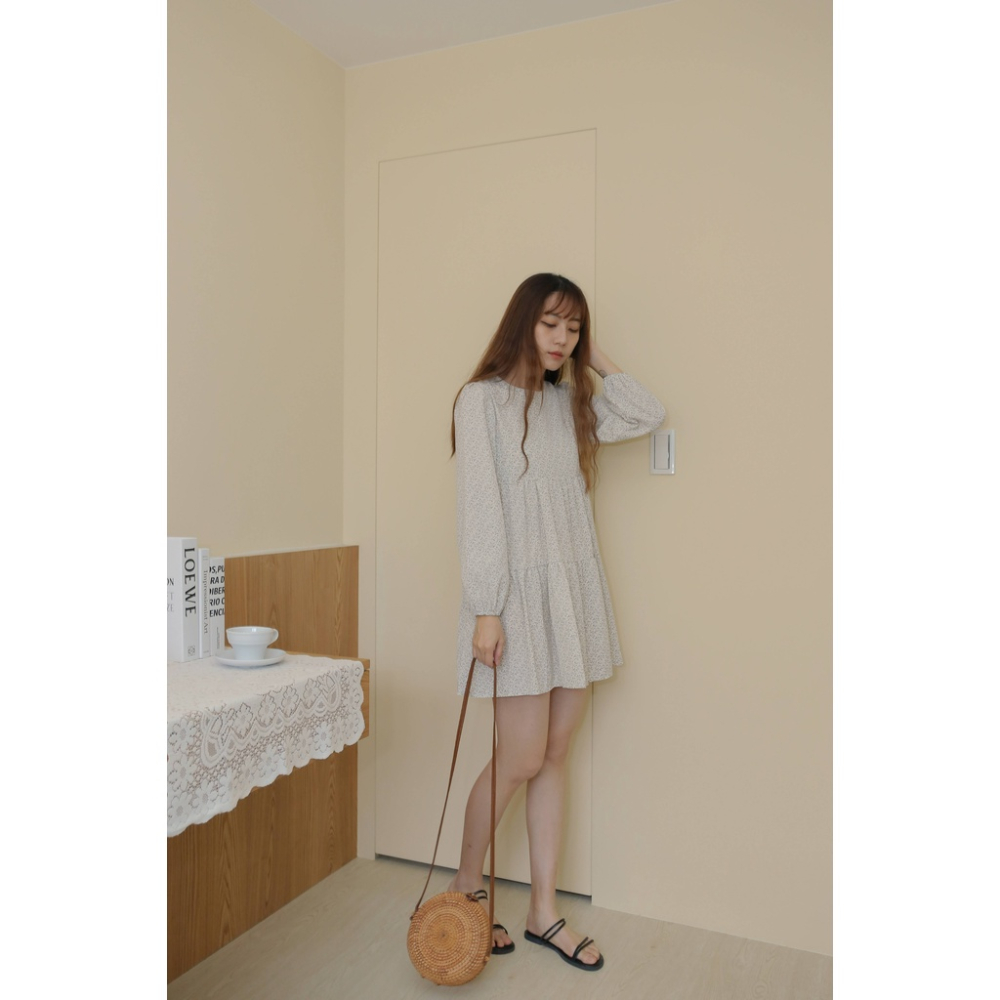 【Our Studio】圓領小清新寬鬆感碎花短洋裝 米白色 黑色(現貨)-細節圖7