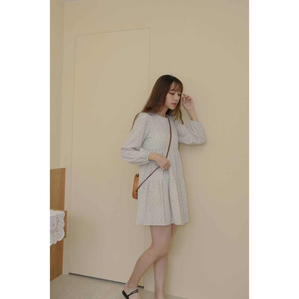 【Our Studio】圓領小清新寬鬆感碎花短洋裝 米白色 黑色(現貨)-細節圖8