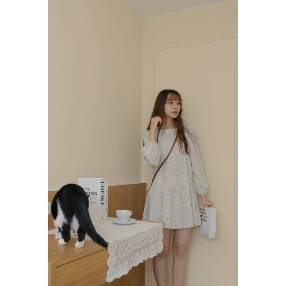 【Our Studio】圓領小清新寬鬆感碎花短洋裝 米白色 黑色(現貨)-細節圖9