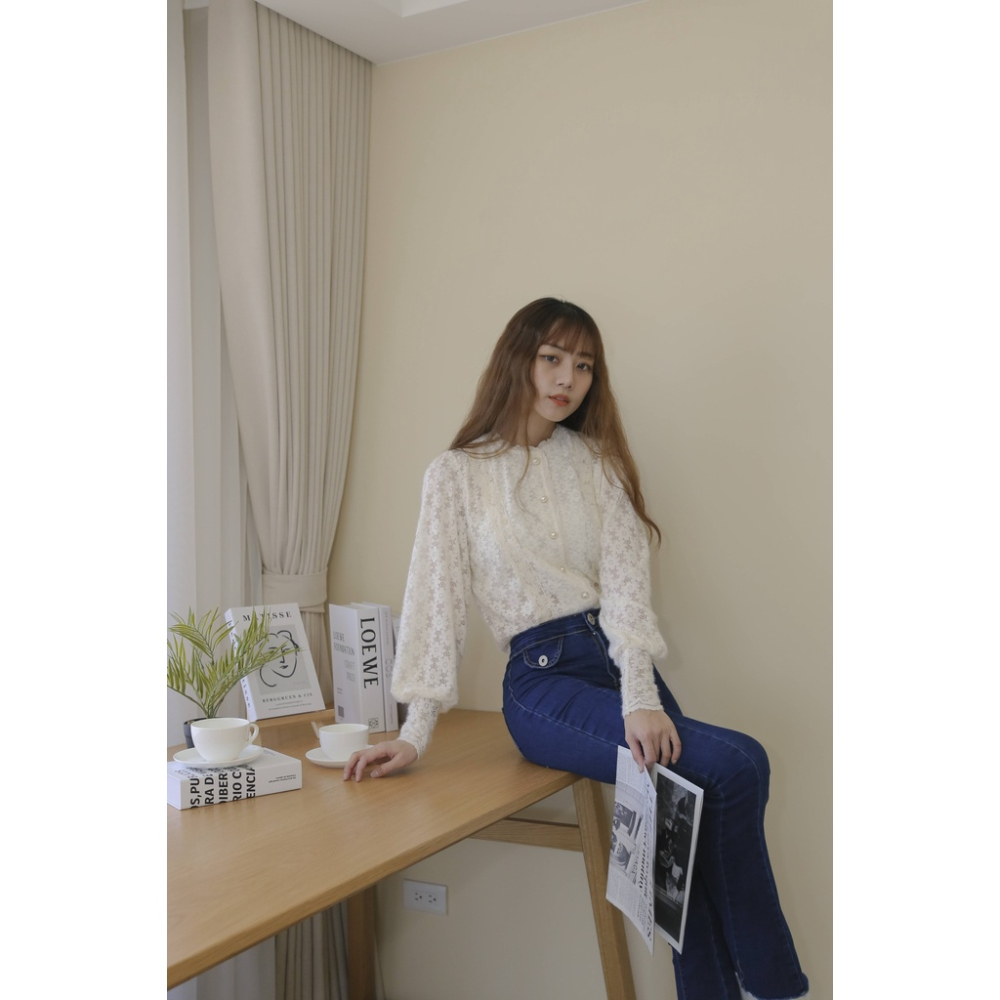 【Our Studio】唯美織花溫柔風珍珠釦上衣 杏色(現貨)-細節圖2