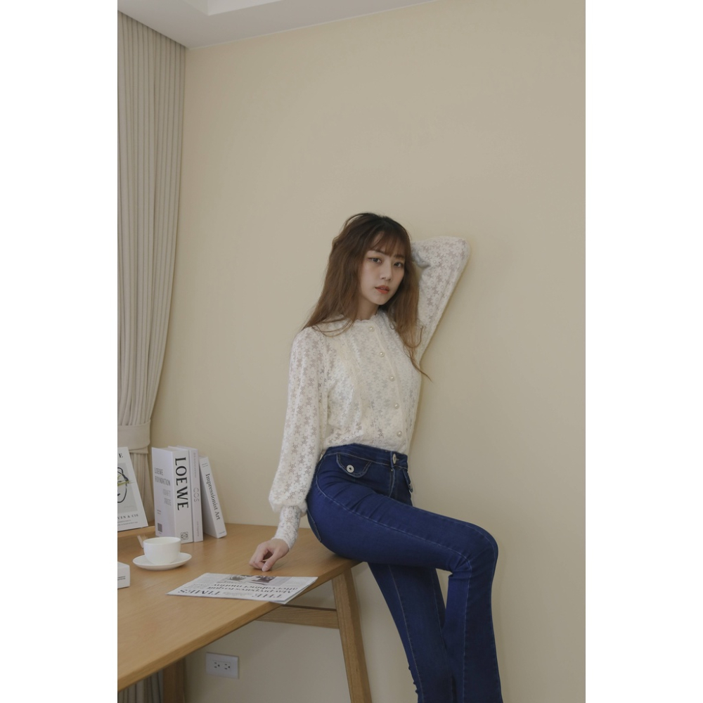 【Our Studio】唯美織花溫柔風珍珠釦上衣 杏色(現貨)-細節圖5