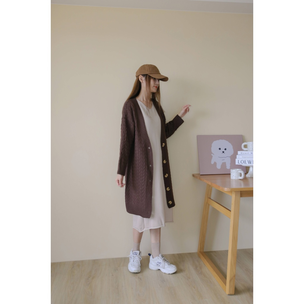 【Our Studio】薄款麻花琥珀釦外套 咖啡色 拿鐵色 黑色(現貨)-細節圖7