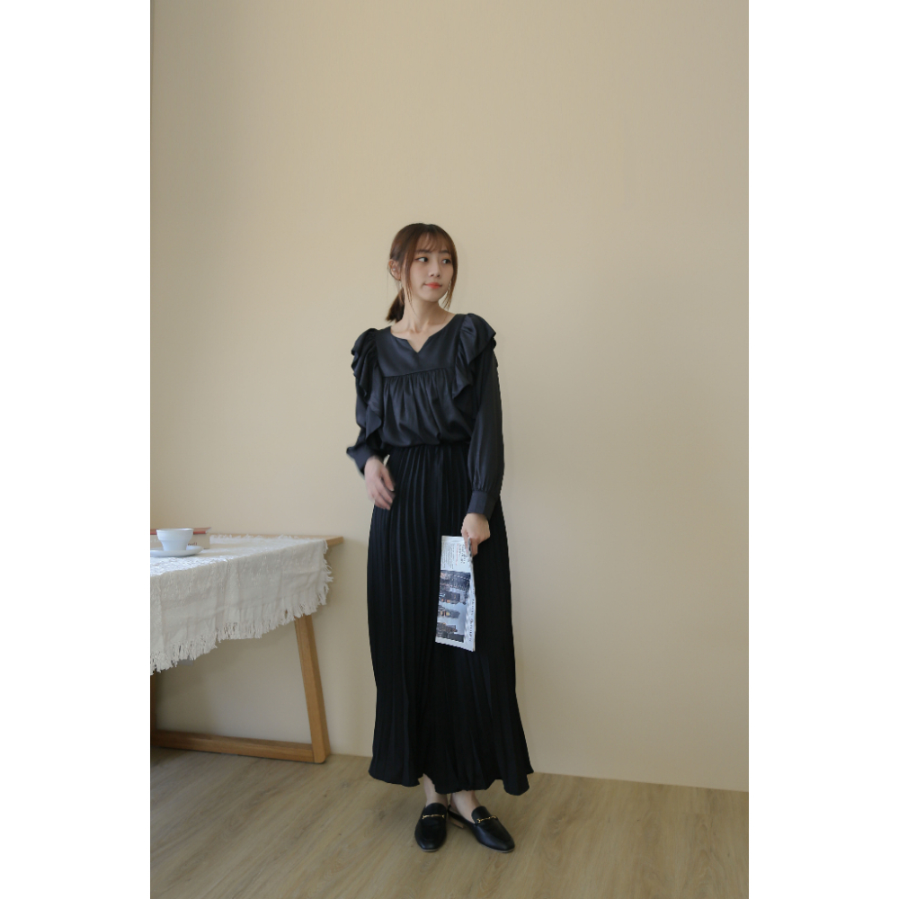 【Our Studio】氛圍浪漫荷葉邊褶皺長袖上衣 膚杏色 黑色(現貨)-細節圖8