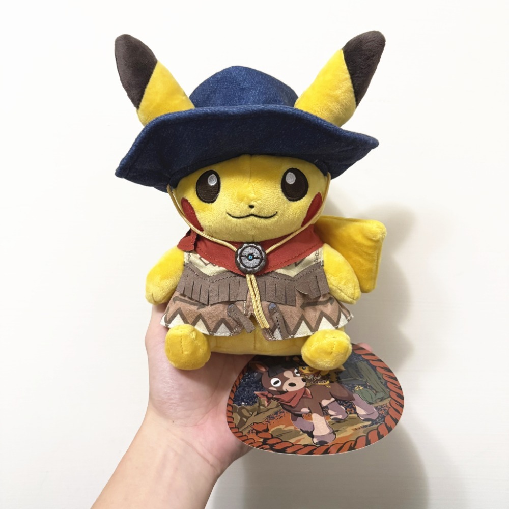 現貨 日本 寶可夢中心 限定 Run Run ! Desert 玩偶 牛仔帽 皮卡丘 娃娃 寶可夢 牛仔皮卡丘 吊飾-規格圖2