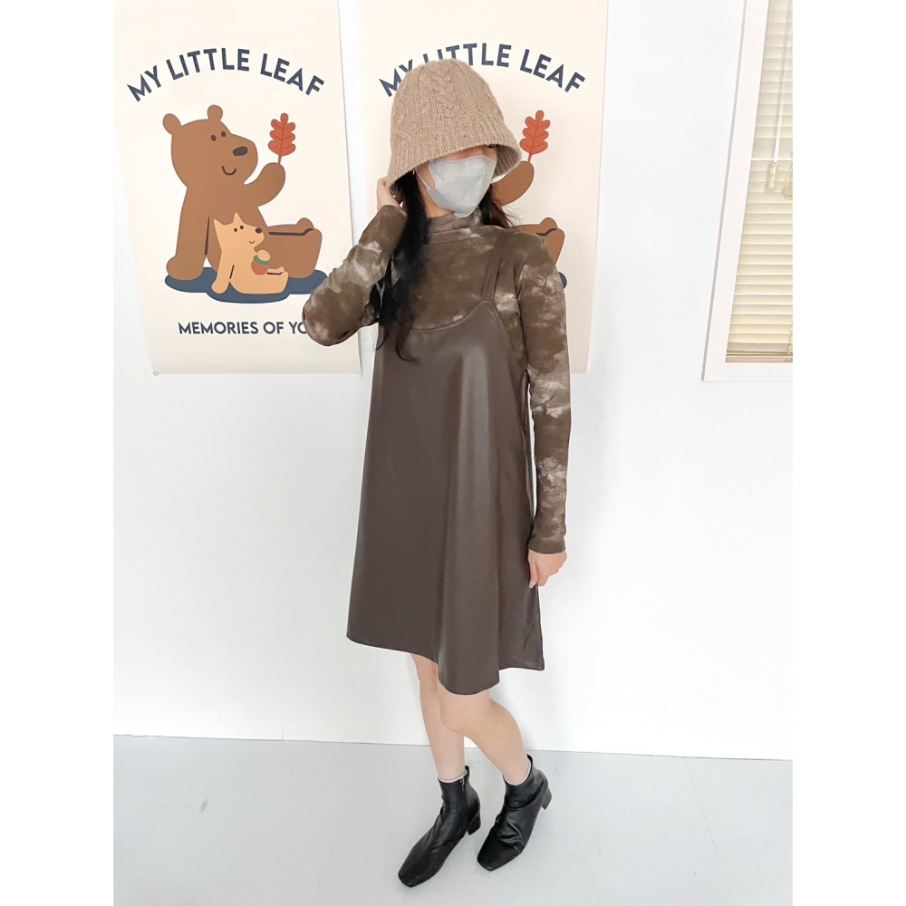 Little SiS. A/W🍂 #2365 皮質感吊帶短洋 2colors-細節圖3