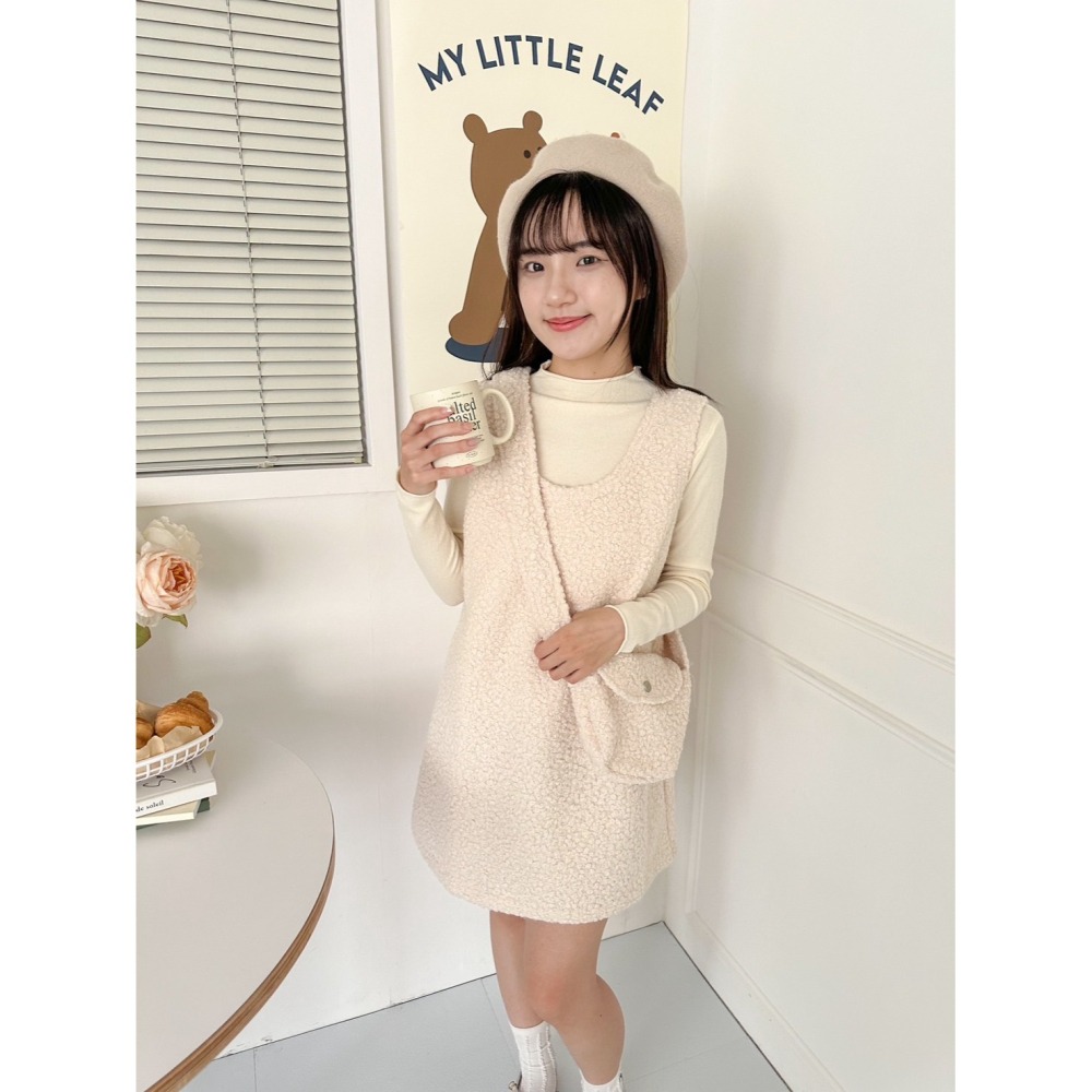 Little SiS. A/W🍂 #3003 毛毛感背心短洋套裝(針織上衣+毛毛背心+附包包) 2colors-細節圖2