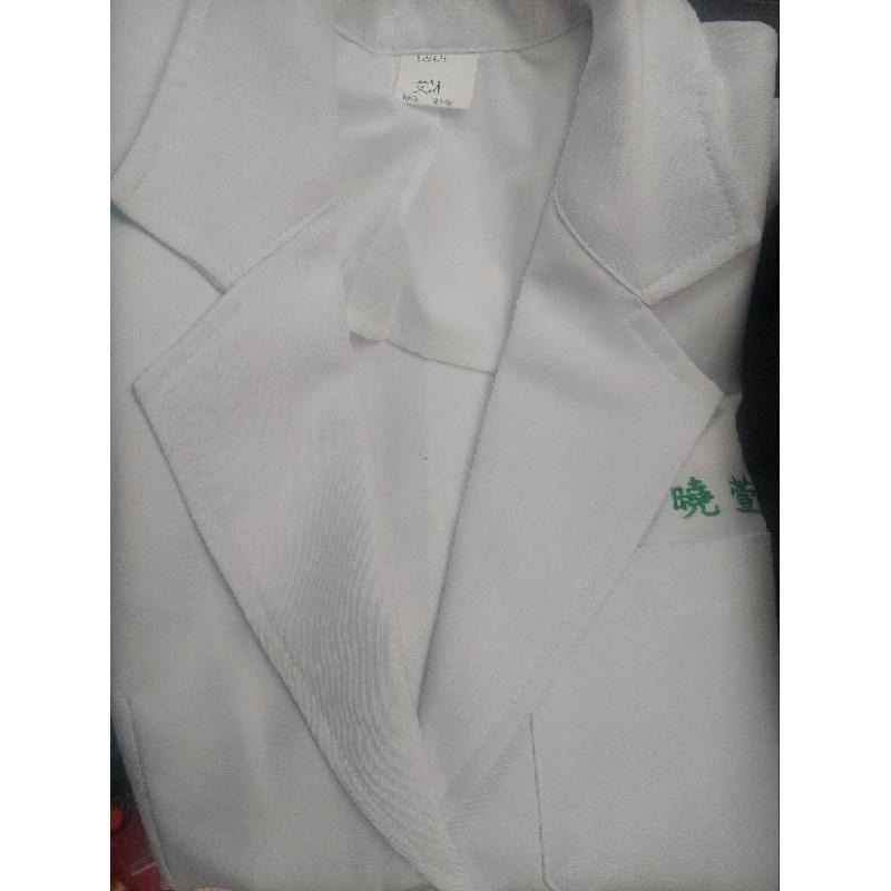 短袍 繡字 3-6字 醫師服 藥師服 白袍 醫師袍 藥師袍 有腰身 半身 授袍 短版 長袖 透氣 質感佳 免燙-細節圖3
