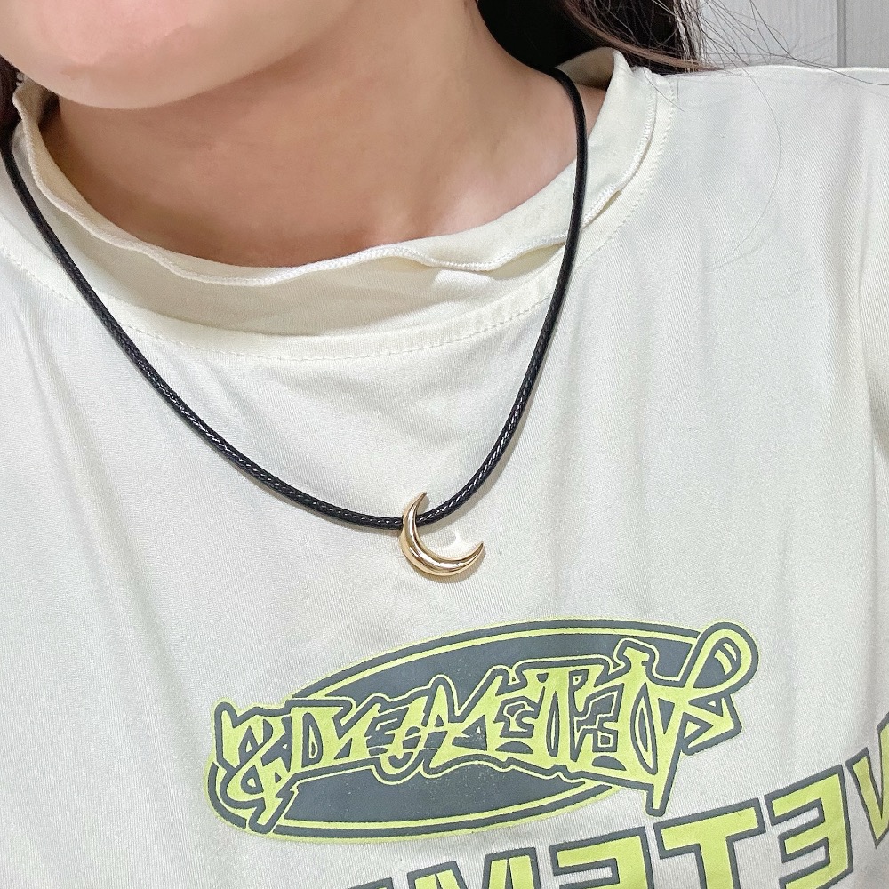 𝐇𝐎𝐋𝐈 𝐌𝐎𝐍𝐈正韓🇰🇷現貨｜皮革抽拉復古月亮項鍊-細節圖4