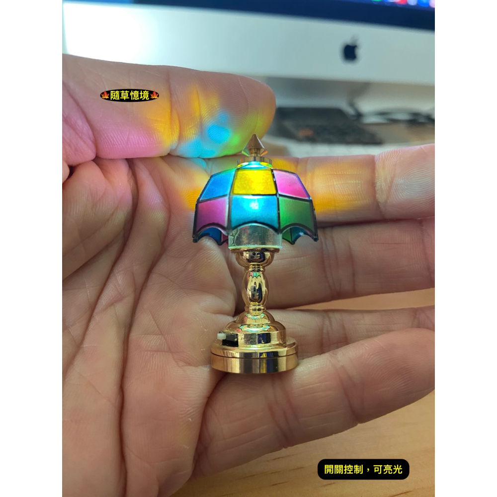 （2款可發光）迷你仿真 台燈 吊燈 檯燈 桌燈 led燈 彩燈 彩繪 彩虹玻璃 娃娃屋 袖珍 微縮 食玩 微景觀 模型-細節圖3