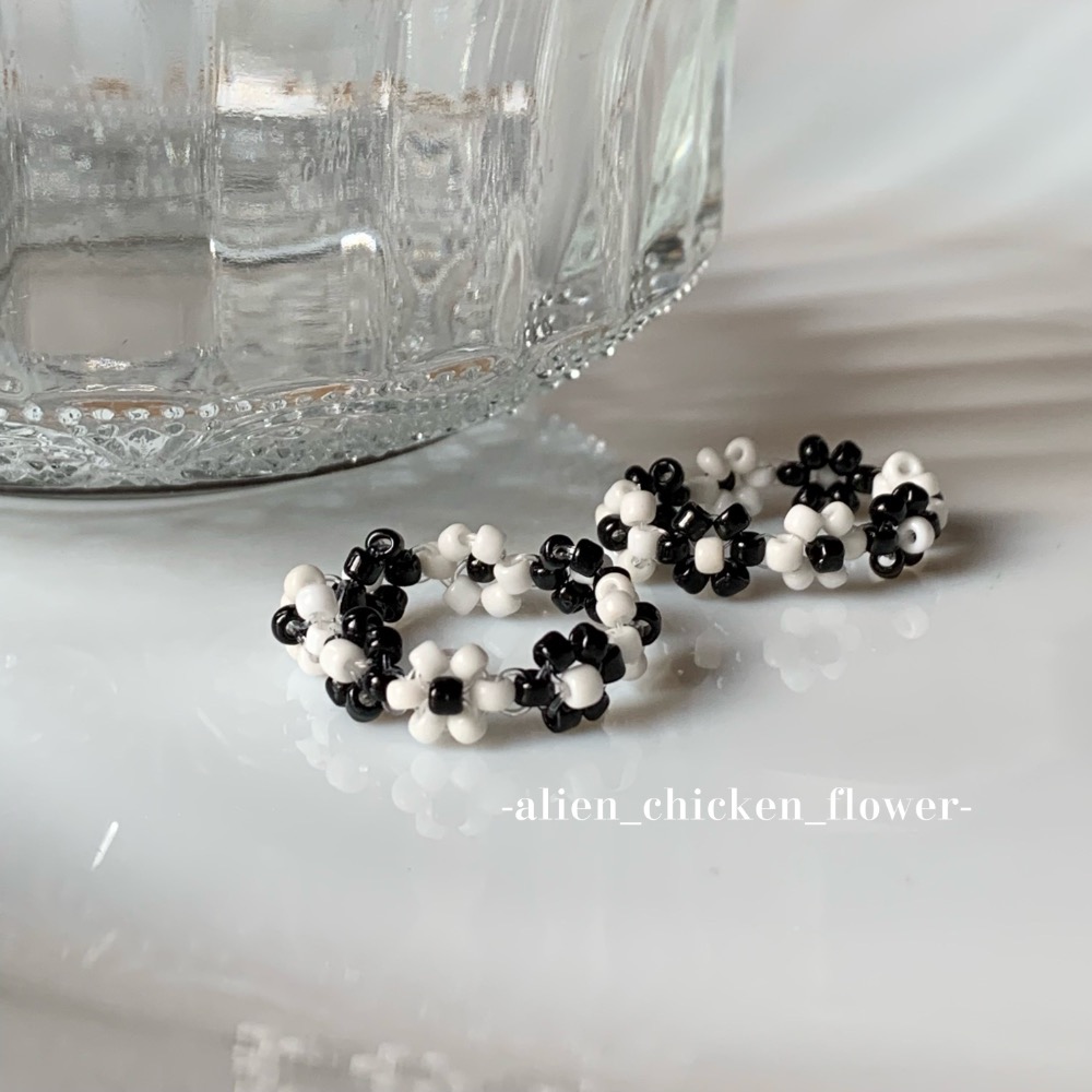 𝓐𝓬𝓯🍿外星家ㄟ串珠戒指·͜· 黑白小花花串珠戒指🖤🤍-細節圖2