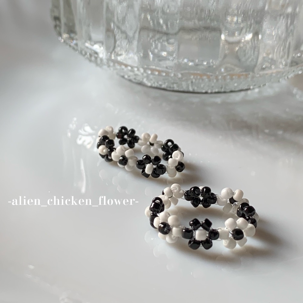 𝓐𝓬𝓯🍿外星家ㄟ串珠戒指·͜· 黑白小花花串珠戒指🖤🤍-細節圖3